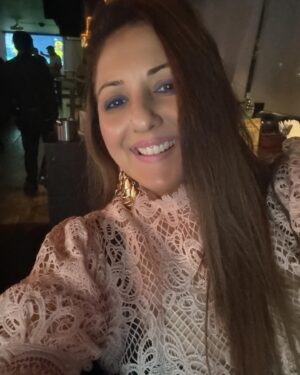 Munisha Khatwani Instagram - It’s called “ORIGINALITY “ .. you should try it sometime 🩷 for all those who copy me and my style of readings 😜 #tarot#readings#copycat  Skin glow @yavanaaestheticclinic @dr_madhuriagarwal always 🩷