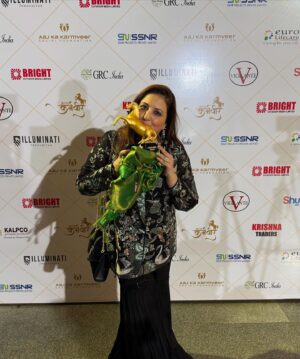 Munisha Khatwani Instagram - And this is how we end the year ! Got awarded as India’s best tarot card reader at the aaj ka Karamveer award .. was honoured by shri dharamveer Prajapati .. Minister .. Govt of Uttar Pradesh .. special thanks @faizan.bollywood 🩷 thank you for the honour .. although I tripped while going on stage .. that is life 🩷 💍 @glitteratijewelsuk