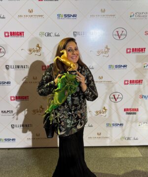 Munisha Khatwani Instagram - And this is how we end the year ! Got awarded as India’s best tarot card reader at the aaj ka Karamveer award .. was honoured by shri dharamveer Prajapati .. Minister .. Govt of Uttar Pradesh .. special thanks @faizan.bollywood 🩷 thank you for the honour .. although I tripped while going on stage .. that is life 🩷 💍 @glitteratijewelsuk