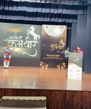 Munisha Khatwani Instagram - And this is how we end the year ! Got awarded as India’s best tarot card reader at the aaj ka Karamveer award .. was honoured by shri dharamveer Prajapati .. Minister .. Govt of Uttar Pradesh .. special thanks @faizan.bollywood 🩷 thank you for the honour .. although I tripped while going on stage .. that is life 🩷 💍 @glitteratijewelsuk