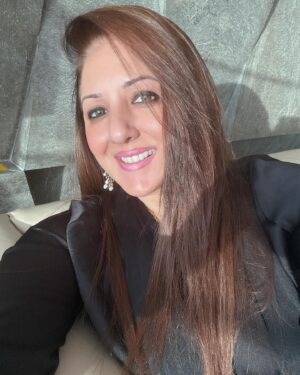 Munisha Khatwani Instagram - You must learn who is gold and simply gold plated 🩷 the perfect light .. the perfect selfie 🩷