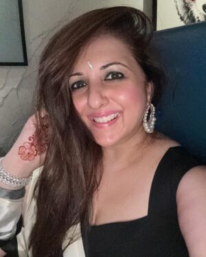 Munisha Khatwani Instagram - Get the inside right .. the outside will fall into place 🩷 the many moods of MK ❤️🧡 festive vibes .. all about last night 🩷