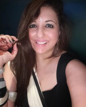 Munisha Khatwani Instagram - Get the inside right .. the outside will fall into place 🩷 the many moods of MK ❤️🧡 festive vibes .. all about last night 🩷