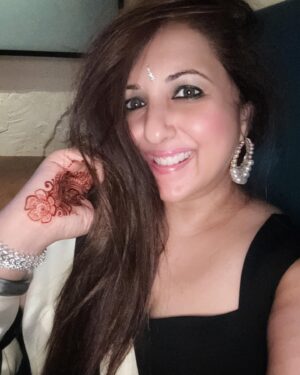 Munisha Khatwani Instagram - Get the inside right .. the outside will fall into place 🩷 the many moods of MK ❤️🧡 festive vibes .. all about last night 🩷