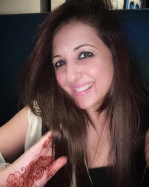 Munisha Khatwani Instagram - Get the inside right .. the outside will fall into place 🩷 the many moods of MK ❤️🧡 festive vibes .. all about last night 🩷