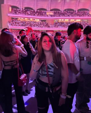 Munisha Khatwani Instagram - My first proper concert .. a first new experience..coldplay 🔥  although I got lost during the main concert ( unintentionally ) I got to see the euphoria of what coldplay is .. you have to experience it to see the love 💕 #tryeverything#newexperience