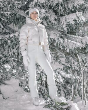 Myolie Wu Instagram - 這裡很冷，但是真的太美了！！ ❄️☃️🌨️🥹
#南方小土豆 
@bogner.official 
#bogner 
@clubmed 
#clubmedbeidahu
