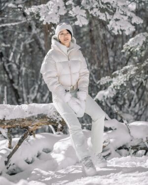 Myolie Wu Instagram - 這裡很冷，但是真的太美了！！ ❄️☃️🌨️🥹
#南方小土豆 
@bogner.official 
#bogner 
@clubmed 
#clubmedbeidahu
