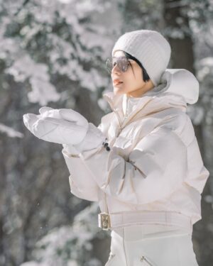 Myolie Wu Instagram - 這裡很冷，但是真的太美了！！ ❄️☃️🌨️🥹
#南方小土豆 
@bogner.official 
#bogner 
@clubmed 
#clubmedbeidahu