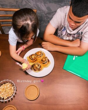 Nadiya Nisaa Instagram - Celebrating your birthday everytime New Year, my dear 🩷

Nasib sempat order cinnamon rolls from my bestie sebab kami memang penggemarnya 🩷 Let her decorate her own. Jadi semua kena patiently waiting 😁

Selamat Tahun Baru 2025 & Selamat Hari Jadi Sayangku Rose 🌹