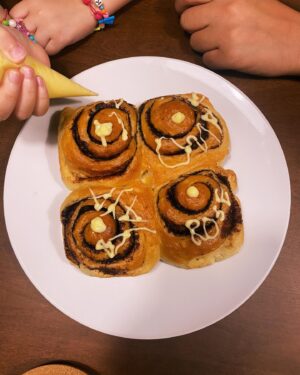 Nadiya Nisaa Instagram - Celebrating your birthday everytime New Year, my dear 🩷

Nasib sempat order cinnamon rolls from my bestie sebab kami memang penggemarnya 🩷 Let her decorate her own. Jadi semua kena patiently waiting 😁

Selamat Tahun Baru 2025 & Selamat Hari Jadi Sayangku Rose 🌹