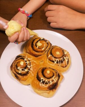 Nadiya Nisaa Instagram - Celebrating your birthday everytime New Year, my dear 🩷

Nasib sempat order cinnamon rolls from my bestie sebab kami memang penggemarnya 🩷 Let her decorate her own. Jadi semua kena patiently waiting 😁

Selamat Tahun Baru 2025 & Selamat Hari Jadi Sayangku Rose 🌹