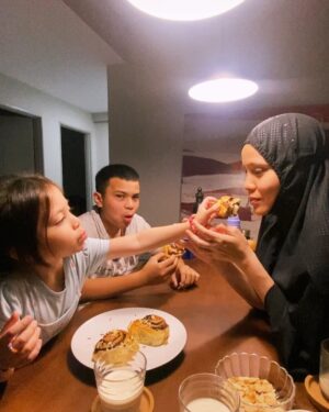 Nadiya Nisaa Instagram - Celebrating your birthday everytime New Year, my dear 🩷

Nasib sempat order cinnamon rolls from my bestie sebab kami memang penggemarnya 🩷 Let her decorate her own. Jadi semua kena patiently waiting 😁

Selamat Tahun Baru 2025 & Selamat Hari Jadi Sayangku Rose 🌹