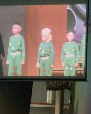 Nadiya Nisaa Instagram - BismillahimasyaAllah Aminah marked her 1st school concert today 🥹 Pemalu alahai rupanya dia. Senyum pun tak 😅 Beza betul dengan abang dia yg suka pentas 🤭 Nevertheless, thank you so much teachers for all your guidance towards our children in exposing them towards self-esteem & teamwork. We really enjoyed all of the performances ✨ 

Alhamdulillah sempat singgah di Restoran Ali Habi Nasi Arab, Cyberjaya kepunyaan sahabat jemaah haji kami. Dok tengok je sahabat2 share kelazatan makanan di sana alhamdulillah hari ini dapat merasa. 
Memang betul puas hati. Harga pun berpatutan sebab ada pakej price utk makan besar seisi keluarga. 
Abang Omar pulun Nasi Arab lah apa lagi sebelum balik asrama 👍 
Hmmm… janganlah sebut balik asrama nanti ada org ayaq mata pulak 🥹