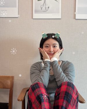 Nam Ji-hyun Instagram - 어릴 때도 지금도 메리 크리스마스🎄
모두 즐거운 크리스마스 보내세요🎁🎅✨🫶