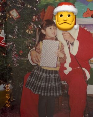Nam Ji-hyun Instagram - 어릴 때도 지금도 메리 크리스마스🎄
모두 즐거운 크리스마스 보내세요🎁🎅✨🫶