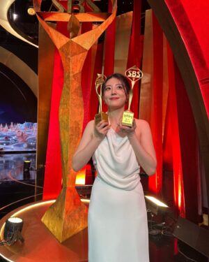 Nam Ji-hyun Instagram - 정말 정말 진심으로 감사합니다! 
드라마 덕분에 제가 과분한 상을 받았습니다🥹
정말 감사하고 소중한 2024년이었어요. 
굿파트너는 저에게 늘 좋은 기억만 한아름 가져다주네요💝
제 인생에서 가장 선물 같은 작품이 될 것 같습니다!!
남은 한해 올해 받은 사랑으로 잘 마무리 하고 
2025년도에는 그 사랑 가득 돌려드릴게요!!☺️
날씨가 많이 추우니 감기조심하세요!!💕