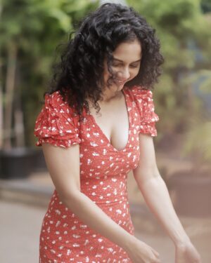 Namita Krishnamurthy Instagram - Watermelon sugar high 🍉

#curlynaturalhair #sundayvibes #portraiture #bythebeach