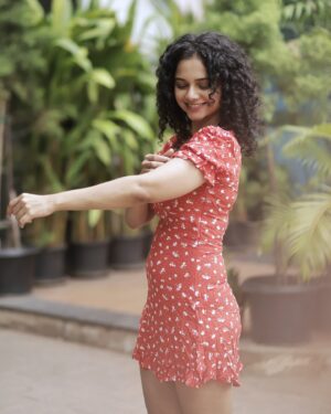 Namita Krishnamurthy Instagram - Watermelon sugar high 🍉

#curlynaturalhair #sundayvibes #portraiture #bythebeach