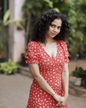 Namita Krishnamurthy Instagram - Watermelon sugar high 🍉

#curlynaturalhair #sundayvibes #portraiture #bythebeach