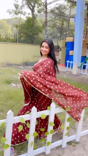 Nancy Roy Instagram - Tumhe jo Maine dekha….✨♥️
Tumhe jo Maine Jana ……🦋
Pc: @madhusree_sharma_official  I knw it was tough for u to shoot this one 🤣😂