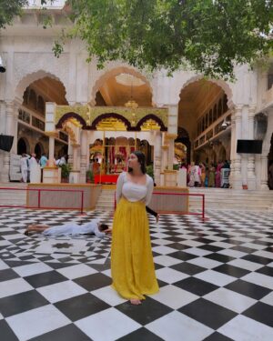 Nancy Roy Instagram - Harre rama harre Krishna 
Krishna Krishna harre harre🦚❤️…..
#krishna #temple #iskontemple