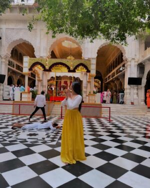 Nancy Roy Instagram - Harre rama harre Krishna 
Krishna Krishna harre harre🦚❤️…..
#krishna #temple #iskontemple