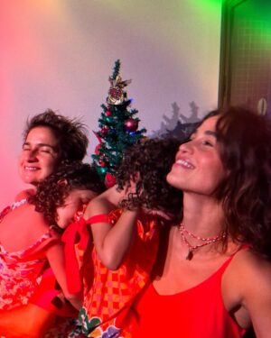 Nanda Costa Instagram - Que seja doce, alegre e próspero!
Feliz natal ❣️