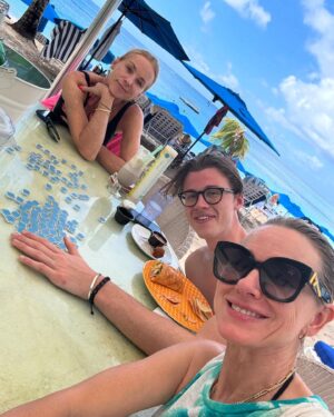 Naomi Watts Instagram - A perfect vacation in the sun. Thank you Barbados!! 🇧🇧 ♥️🏝️☀️🍹