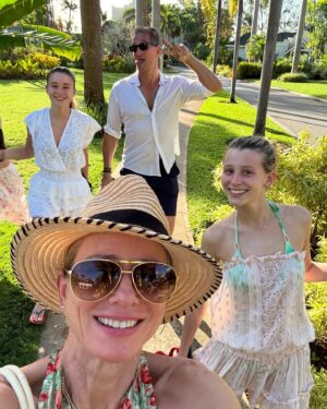 Naomi Watts Instagram - A perfect vacation in the sun. Thank you Barbados!! 🇧🇧 ♥️🏝️☀️🍹