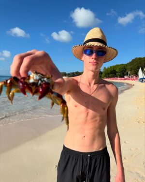 Naomi Watts Instagram - A perfect vacation in the sun. Thank you Barbados!! 🇧🇧 ♥️🏝️☀️🍹