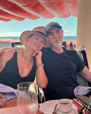 Naomi Watts Instagram - A perfect vacation in the sun. Thank you Barbados!! 🇧🇧 ♥️🏝️☀️🍹