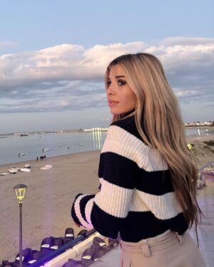 Natalia Instagram - cargando las pilas con este paisaje increíble en Sanlúcar 🤍 De fondo ,mi Bonanza querida , donde me crié y tuve una infancia muy feliz.