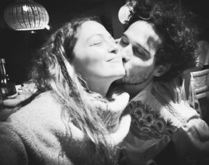 Natalia Lafourcade Instagram - Simple y bonito. ♥️ Hemos llegado a este día y con amor celebramos el calor de nuestro hogar. Infinitas razones por las cuales agradecer. Les deseo una feliz Navidad. De este lado, no me lo puedo creer, finalmente llegamos a casa. ¡GRACIAS VIDA! 🌲