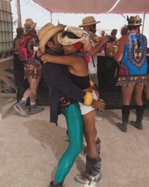 Natalia Reyes Instagram - 15 AÑOS, QUINCE AÑOS! Desde que nos conocimos aquí en Cartagena han pasado 5.478 días de caminar juntos, de crecer, de aprender, de luchar, de viajar.. una hija, muchas mascotas, aventuras, sueños y negocios después.. ACÁ SEGUIMOS y eso es digno de celebrar. 
@juanpssv eres el ser más fascinante que conozco, creativo, trabajador, divertido, sensible, consciente, TE AMO INFINITO ♾️
#VivaLaVida 

•

15 YEARS, FIFTEEN YEARS! Since we met here in Cartagena, 5,478 days have passed of walking together, of growing, of learning, of fighting, of traveling... a daughter, many pets, adventures, dreams and businesses later... WE ARE STILL HERE and that is worth celebrating. 
@juanpssv you are the most fascinating person I know, creative, hard-working, fun, sensitive, conscious, I LOVE YOU INFINITELY ♾️