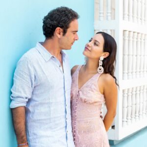 Natalia Reyes Instagram - 15 AÑOS, QUINCE AÑOS! Desde que nos conocimos aquí en Cartagena han pasado 5.478 días de caminar juntos, de crecer, de aprender, de luchar, de viajar.. una hija, muchas mascotas, aventuras, sueños y negocios después.. ACÁ SEGUIMOS y eso es digno de celebrar. 
@juanpssv eres el ser más fascinante que conozco, creativo, trabajador, divertido, sensible, consciente, TE AMO INFINITO ♾️
#VivaLaVida 

•

15 YEARS, FIFTEEN YEARS! Since we met here in Cartagena, 5,478 days have passed of walking together, of growing, of learning, of fighting, of traveling... a daughter, many pets, adventures, dreams and businesses later... WE ARE STILL HERE and that is worth celebrating. 
@juanpssv you are the most fascinating person I know, creative, hard-working, fun, sensitive, conscious, I LOVE YOU INFINITELY ♾️