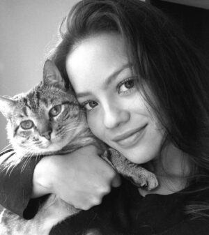 Natalia Reyes Instagram - 💔 🐈 👼 Cómo despide uno a alguien después de 22 años? Mi viejito Bartolo hoy dejó este plano después de nada menos que 22 años de camino juntos, un gato que era parte de la familia, testigo fiel, amoroso, paciente y silencioso de nuestra historia 🤍 GRACIAS por tanto, te amaremos para siempre, Rayo te va a extrañar ⚡️gracias eternas a @giraldo__l por habernos dado esta dosis tan larga de amor. Buen viaje Bartolito💫 

•

💔 🐈 👼 How does one say goodbye to someone after 22 years? My old Bartolo left this world today after no less than 22 years of walking together, a cat who was part of my family, a faithful, loving, patient and silent witness to our history 🤍 We’ll always love you, Rayo will miss you ⚡️ eternal thanks to @giraldo__l for having given us this long dose of love. Fly high, Bartolito💫