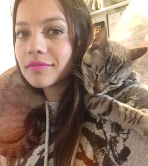 Natalia Reyes Instagram - 💔 🐈 👼 Cómo despide uno a alguien después de 22 años? Mi viejito Bartolo hoy dejó este plano después de nada menos que 22 años de camino juntos, un gato que era parte de la familia, testigo fiel, amoroso, paciente y silencioso de nuestra historia 🤍 GRACIAS por tanto, te amaremos para siempre, Rayo te va a extrañar ⚡️gracias eternas a @giraldo__l por habernos dado esta dosis tan larga de amor. Buen viaje Bartolito💫 

•

💔 🐈 👼 How does one say goodbye to someone after 22 years? My old Bartolo left this world today after no less than 22 years of walking together, a cat who was part of my family, a faithful, loving, patient and silent witness to our history 🤍 We’ll always love you, Rayo will miss you ⚡️ eternal thanks to @giraldo__l for having given us this long dose of love. Fly high, Bartolito💫