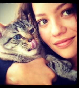 Natalia Reyes Instagram - 💔 🐈 👼 Cómo despide uno a alguien después de 22 años? Mi viejito Bartolo hoy dejó este plano después de nada menos que 22 años de camino juntos, un gato que era parte de la familia, testigo fiel, amoroso, paciente y silencioso de nuestra historia 🤍 GRACIAS por tanto, te amaremos para siempre, Rayo te va a extrañar ⚡️gracias eternas a @giraldo__l por habernos dado esta dosis tan larga de amor. Buen viaje Bartolito💫 

•

💔 🐈 👼 How does one say goodbye to someone after 22 years? My old Bartolo left this world today after no less than 22 years of walking together, a cat who was part of my family, a faithful, loving, patient and silent witness to our history 🤍 We’ll always love you, Rayo will miss you ⚡️ eternal thanks to @giraldo__l for having given us this long dose of love. Fly high, Bartolito💫