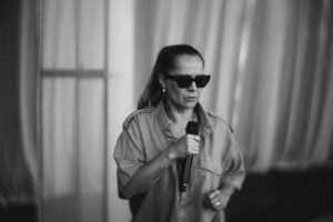 Natalia Valdebenito Instagram - Gracias @corpo_quilicura por hacer posible esto. Por considerar mi trabajo. El teatro se respira en Quilicura y es un HONOR ser parte. Esta es mi segunda vez aquí y quisiera siempre volver. Siempre es igual de inolvidable. El público es maravilloso. Muchas gracias por el respeto y las risas interminables. 

Y este es un gran registro de quién es parte del equipo desde el inicio de todo. Mi querido NIÑO @uunnggaattzz UN SECO 🙌🏻♥️

Gracias @muniquilicura por este regalo de arte y cultura para su gente. Por hacer del verano la fiesta del teatro. Por brindarle a las vecinas y vecinos esta oportunidad que tanto merece. ¡Que siga que siga! 

Gracias equipo. 🙌🏻♥️ 
La primera del año. Sigue la fiesta. 

“ESTO ES UN SECRETO” 🤫🔥