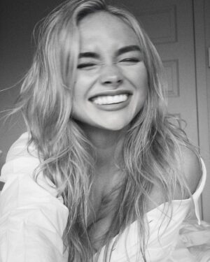 Natalie Alyn Lind Instagram - i miss living in a hotel