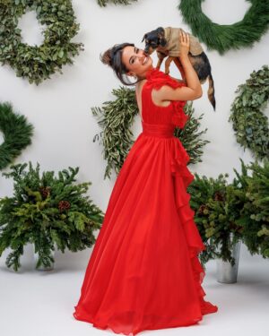 Natalie Negrotti Instagram - Feliz Navidad from me and Papi! 🎁🎄🐶❄️ how cute is Papi in my luggage 🙈

Thank you @evolvemkd @revanceaesthetics and the amazing glam team for the beautiful holiday photos!!!