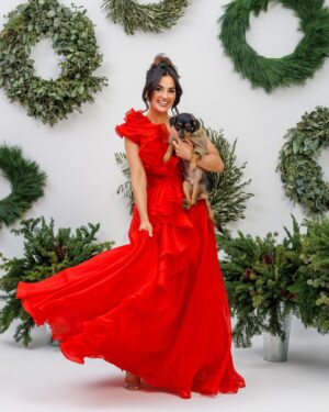Natalie Negrotti Instagram - Feliz Navidad from me and Papi! 🎁🎄🐶❄️ how cute is Papi in my luggage 🙈

Thank you @evolvemkd @revanceaesthetics and the amazing glam team for the beautiful holiday photos!!!