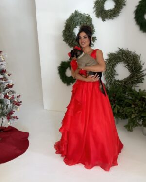 Natalie Negrotti Instagram - Feliz Navidad from me and Papi! 🎁🎄🐶❄️ how cute is Papi in my luggage 🙈

Thank you @evolvemkd @revanceaesthetics and the amazing glam team for the beautiful holiday photos!!!
