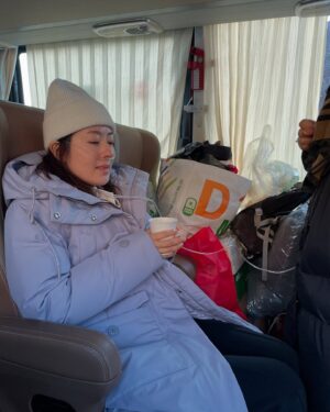 Natalie Tong Instagram - 2024年的最後9天
終踏上西藏朝聖之路

從成都去林芝 再由林芝坐車入拉薩
睡了一整天 調整身體 
第一次出現高山反應 
立即吸氧氣 多喝水 
症狀就緩和了

然後出發最難去的地方
在離西藏大約三四個小時車程
的一個寺廟 

我們攀過兩個5千海拔的山
經過一個小村莊
由於沿路什麼都沒有
所以領隊安排了一架餐車
我們一邊看著
喜馬拉雅山山脈
雪域聖湖 羊湖
一邊享受我們簡單的午餐
然後看着這些美景
妳會感到自己是多麽渺小

另一個寺廟
在4千海拔
我已經沒有再出現高原反應
背上氧氣瓶
大概用了45分鐘上山
又再一次俾眼前嘅美景所震撼

今次西藏是一次靈魂之旅
在這裏
我找到了內心的平靜
學習慈悲 感恩 同 敬畏之心
感受到了與大自然相融的愉悅
然而這片土地的真實感受
是無法用言語完全表達的
只有親自踏足
才能領悟到

12月嘅西藏真的好凍
感謝 @aiglehongkong 嘅支持
令我可以由頭暖到落腳
4層衣服夠晒數
0下都唔怕
🥰🥰🥰

#西藏 
#NT