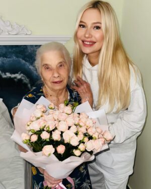 Natalya Rudova Instagram - Приехали с сестренкой к Бабуле на день рождения! Она родилась на рождество🙏
Нашей красотке сегодня 94 годика!😻🎉
Бабулечка, спасибо тебе за наше детство и твою заботу! Мы тебя очень любим!❤️❤️❤️