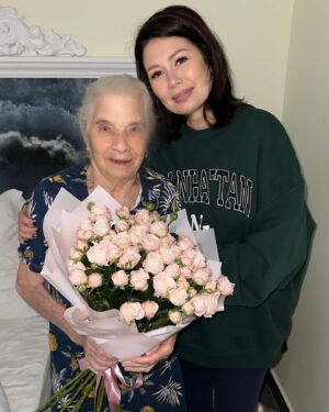 Natalya Rudova Instagram - Приехали с сестренкой к Бабуле на день рождения! Она родилась на рождество🙏
Нашей красотке сегодня 94 годика!😻🎉
Бабулечка, спасибо тебе за наше детство и твою заботу! Мы тебя очень любим!❤️❤️❤️