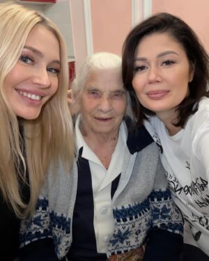 Natalya Rudova Instagram - Приехали с сестренкой к Бабуле на день рождения! Она родилась на рождество🙏
Нашей красотке сегодня 94 годика!😻🎉
Бабулечка, спасибо тебе за наше детство и твою заботу! Мы тебя очень любим!❤️❤️❤️