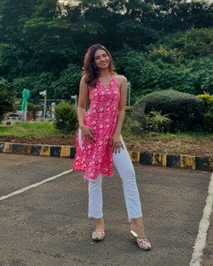 Natasha Bharadwaj Instagram - Think carefully before commenting!🩷

Thanks for this super cute Kurti @_avataraa_ 

Captured by my cuties @wandergurrl @shivamjemini 🫠
PS- just come back already!