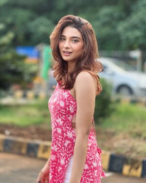 Natasha Bharadwaj Instagram - Think carefully before commenting!🩷

Thanks for this super cute Kurti @_avataraa_ 

Captured by my cuties @wandergurrl @shivamjemini 🫠
PS- just come back already!
